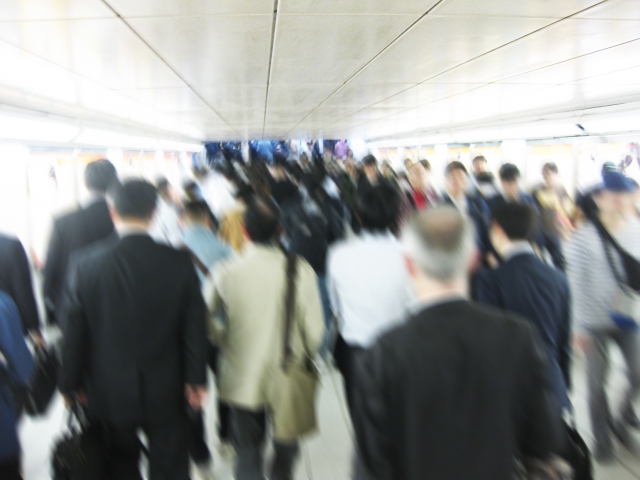 人の多い駅構内の様子