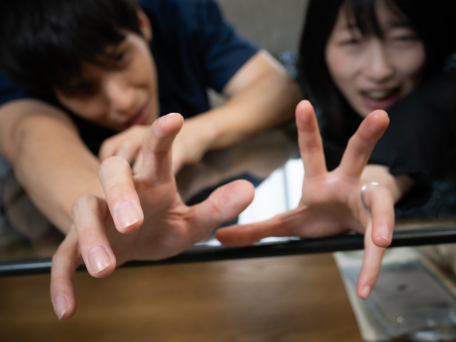 手を伸ばす男女の様子