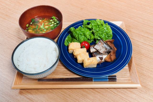 卵焼きとサンマの生姜煮の定食