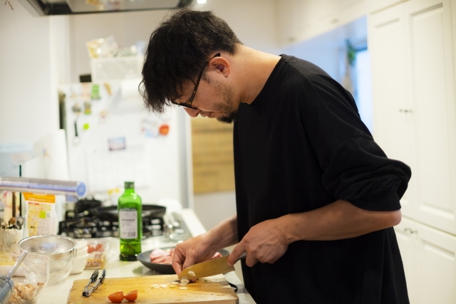 料理をする男性