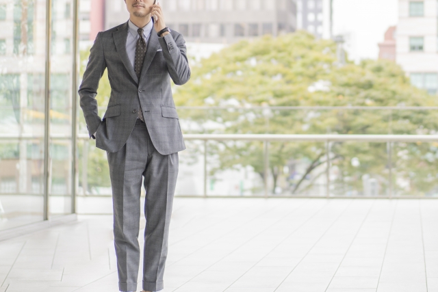 スーツ姿で電話をする男性