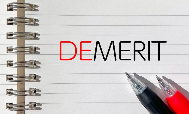 ノートに「DEMERIT」の文字
