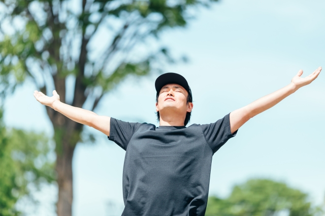 運動後に深呼吸する男性