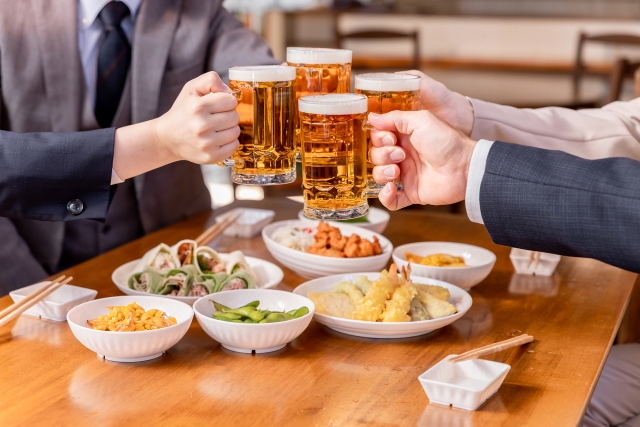 居酒屋で乾杯・飲み会・宴会をする仕事仲間の画像